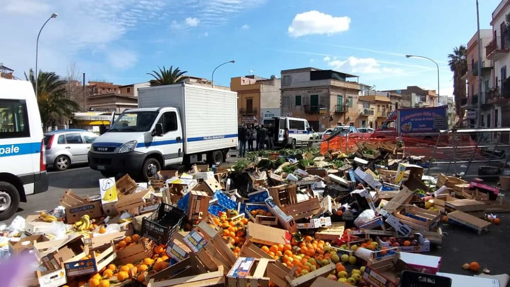 Blitz a Tommaso Natale. Il venditore protesta.