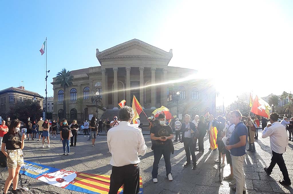 Indipendentisti in piazza. Onore al comandante Canepa!