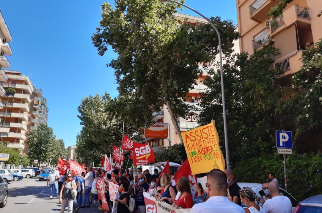 Assistenti igienico-personale in piazza: «NO ai licenziamenti»