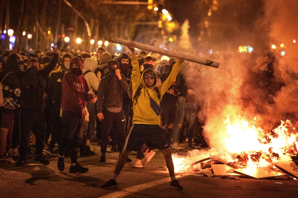 Catalogna, manifestazioni in tutto il paese: «morte al regime spagnolo»