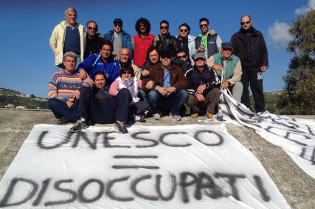 Lipari: ex dipendenti Pumex senza stipendio occupano l’aula consiliare