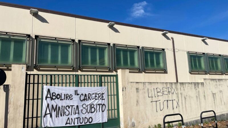 Striscioni davanti alle carceri siciliane: «abolire il carcere. Amnistia subito!»